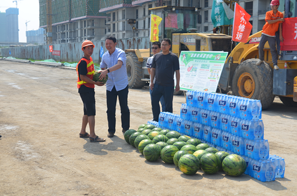 MK体育在线登录开展夏季送清凉慰问市政工程一线活动